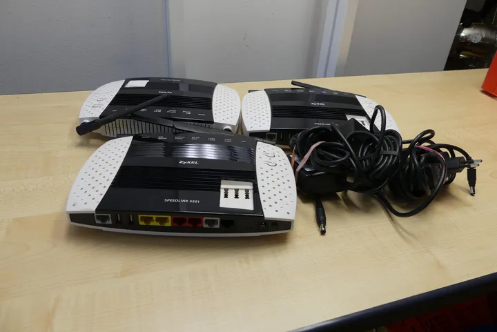 3x Zyxel Speedlink Router mit Netzteil Modell: Speedlink 5501 / Umfang: nur der Inhalt, ohne Kiste